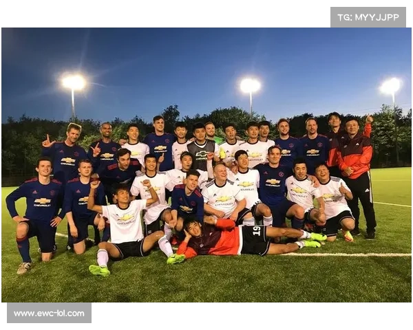 球队举办球迷日活动,球员与粉丝互动签名合影